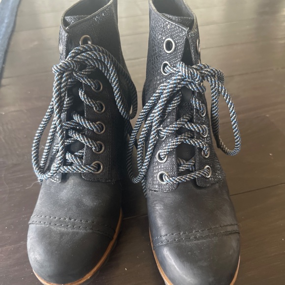 Sorel lace up black boots Joan of arc style like NEW - Picture 2 of 10